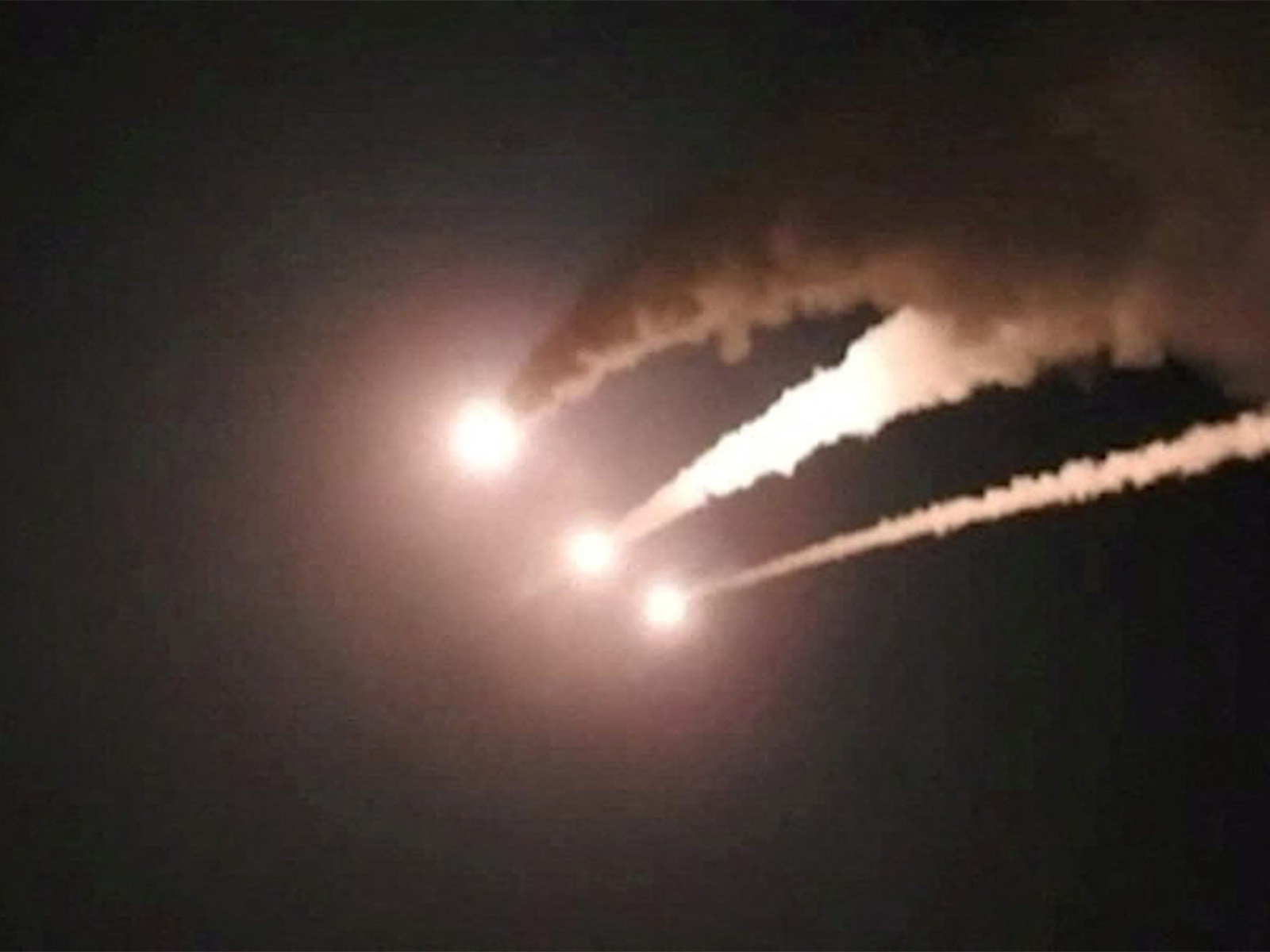 تصاعد غير مسبوق في غرب آسيا: إغلاق أجواء الكويت وتفعيل الدفاعات في الأردن والبحرين ردًا على ضربات أمريكية إيرانية