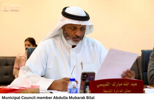 صناديق تبرع الملابس تثير قلقاً في البحرين بسبب الفوضى والإهمال