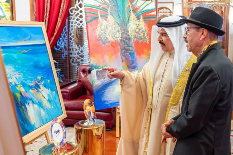 HM King Hamad receives artworks from Bahraini artist Abbas Al Mosawi.
