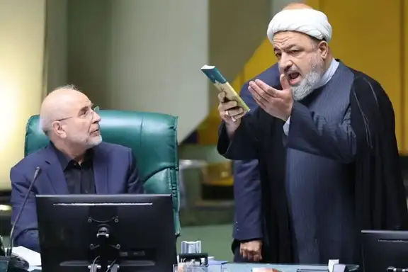 نائب إيراني يتهم رئيس البرلمان بتوقيع مذكرة تمنع الانتقام من أمريكا ويهدد بانقلاب