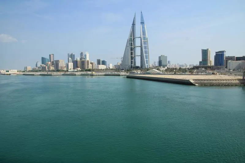 إيران تعلن الهجوم على قواعد أمريكية في الخليج: الكويت تعلن حالة التأهب وصفارات الإنذار تدوي في البحرين