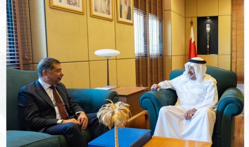 وزير الديوان الملكي يتسلم التقرير السنوي للمؤسسة الوطنية لحقوق الإنسان ويشيد بتقدم البحرين