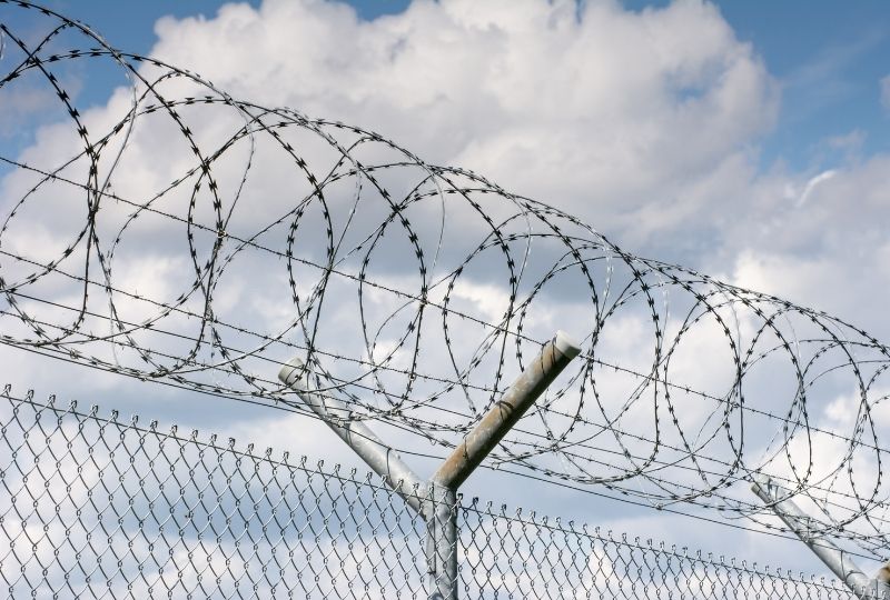 إدانة ثمانية وافدين بتهمة إدارة شبكة اتجار بالبشر في البحرين