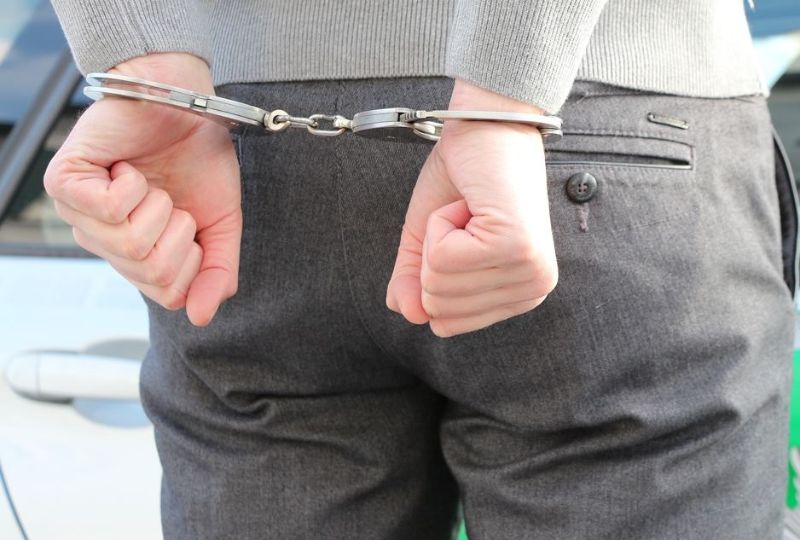 القبض على متهم بسرقة 9 آلاف دينار في مدينة حمد
