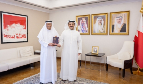 وزير الإعلام يستقبل الكاتب أحمد عبد اللطيف البحر ويشيد بكتابه الجديد "منظور إداري"